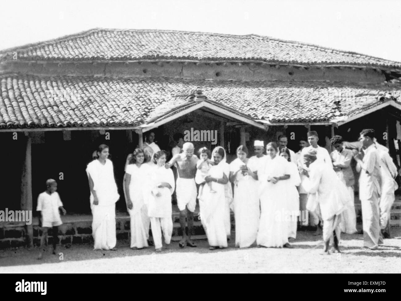 Mahatma Gandhi ; Spaziergang mit Uma Om Agarwal (2. von Mahatma Gandhi) und anderen am Sevagram Ashram ; 1940 ; alter Jahrgang 1900s Bild Stockfoto
