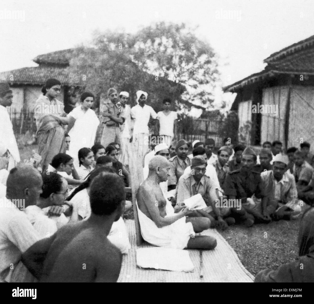 Mahatma Gandhi in Diskussion mit den Besuchern im Sevagram Ashram; 1939; 2. von l Pyarelal Nayar kein Herr Stockfoto