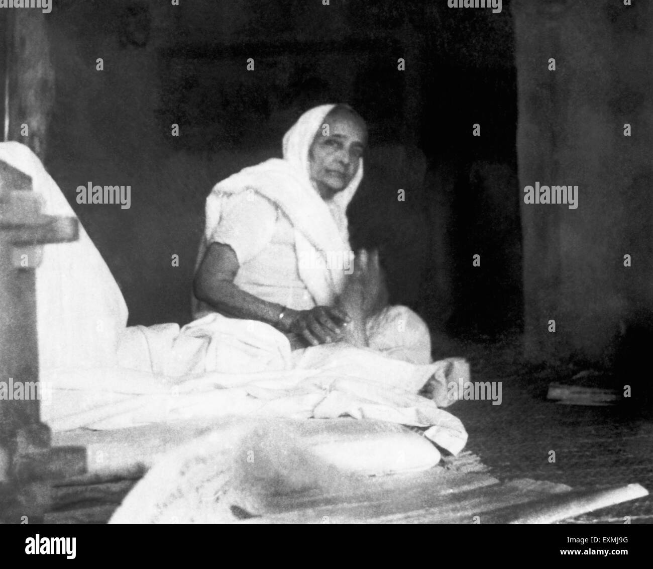 Kasturba Gandhi Mahatma Gandhi Füße massieren mit reinem ghee Butter oder Öl bei Sevagram Wardha Ashram Maharashtra Indien 1939 Stockfoto