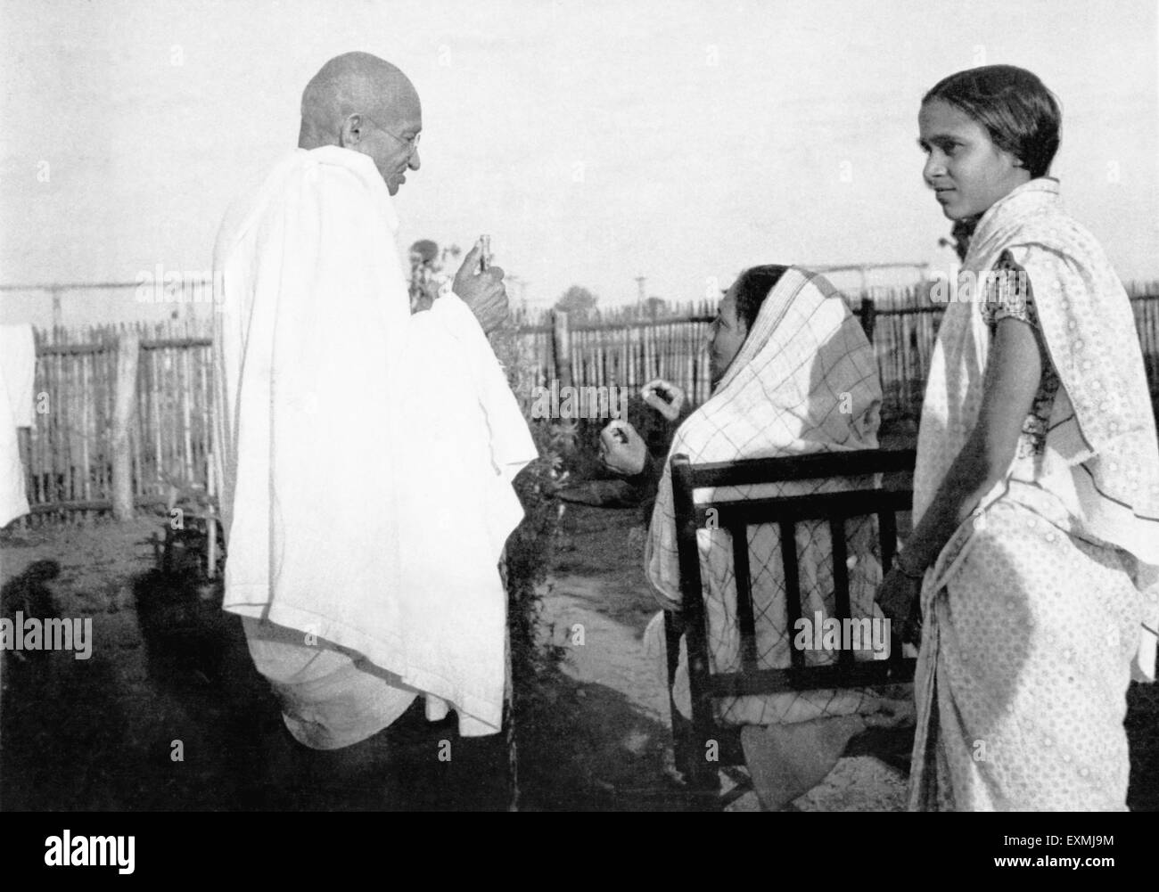Mahatma Gandhi mit Madhuri Khare und Jankidevi Bajaj während sie schnell im Sevagram Ashram; 1941 NICHT HERR Stockfoto