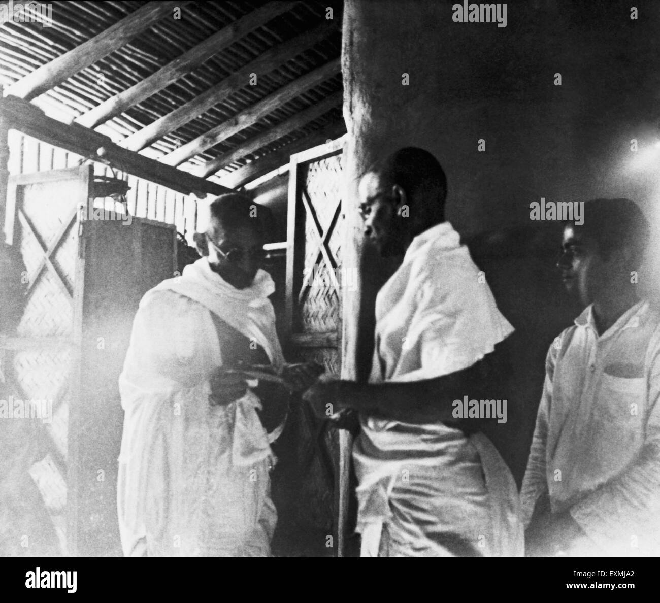 Mahatma Gandhi und Vinoba Bhave mit jemandem während der einzelnen Satyagraha Sevagram Ashram; 1941 NICHT HERR Stockfoto