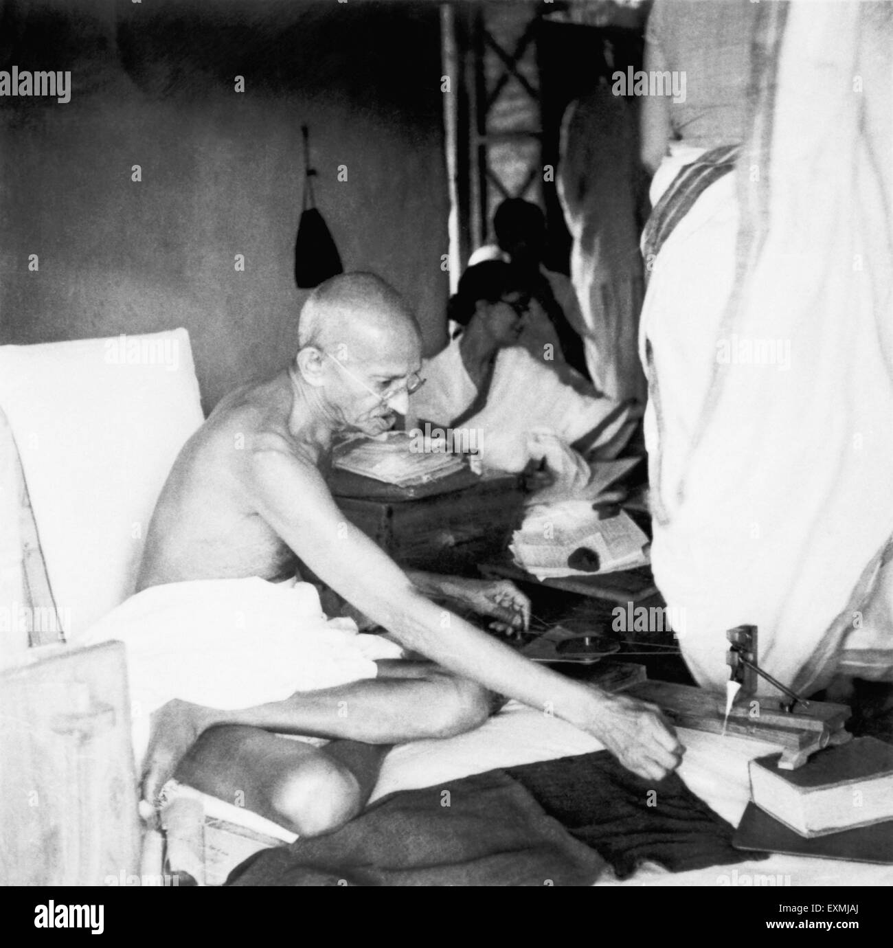 Mahatma Gandhi Spinnen in seiner Hütte im Sevagram Ashram; 4. August 1940; Rajkumari Amrit Kaur kein Herr Stockfoto