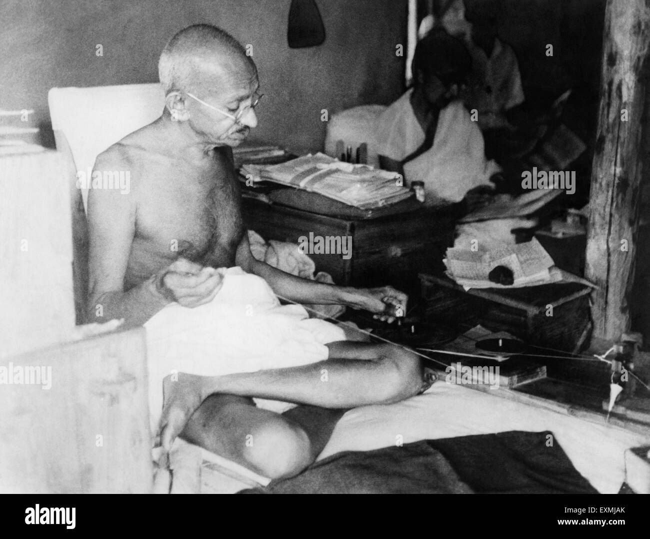 Mahatma Gandhi Spinnen in seiner Hütte im Sevagram Ashram; 4. August 1940; Rajkumari Amrit Kaur kein Herr Stockfoto