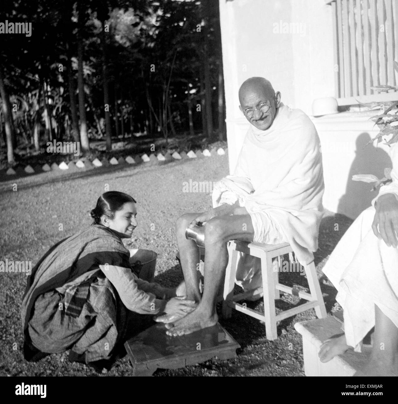 Ashramite Dr. Lilavatibehn Asha Mahatma Gandhis Fußwaschung an Ze; 1939; Indien nicht Herr Stockfoto