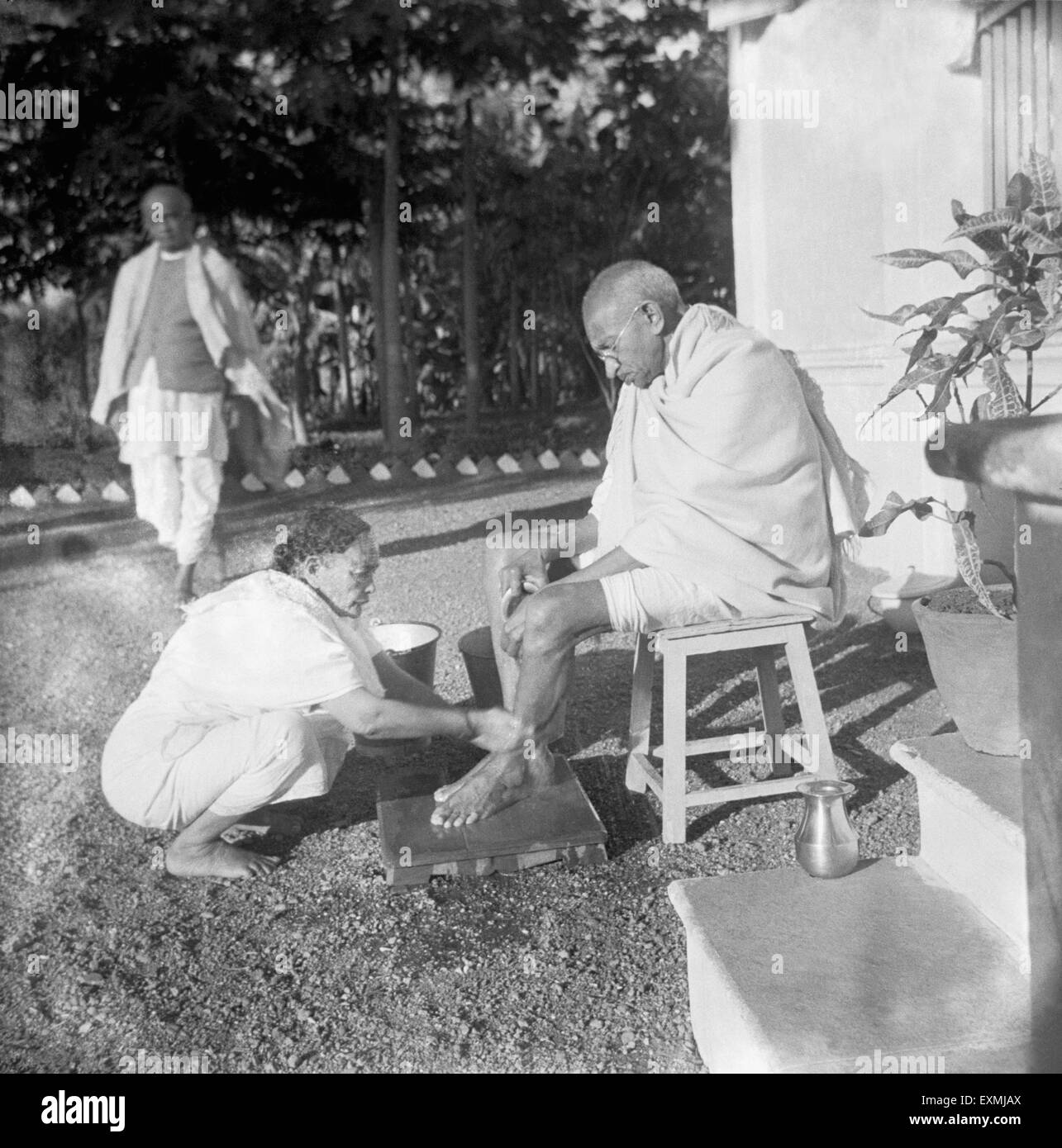 Kasturba Gandhi Mahatma Gandhi Fußwaschung an Ze; 1939; Indien nicht Herr Stockfoto