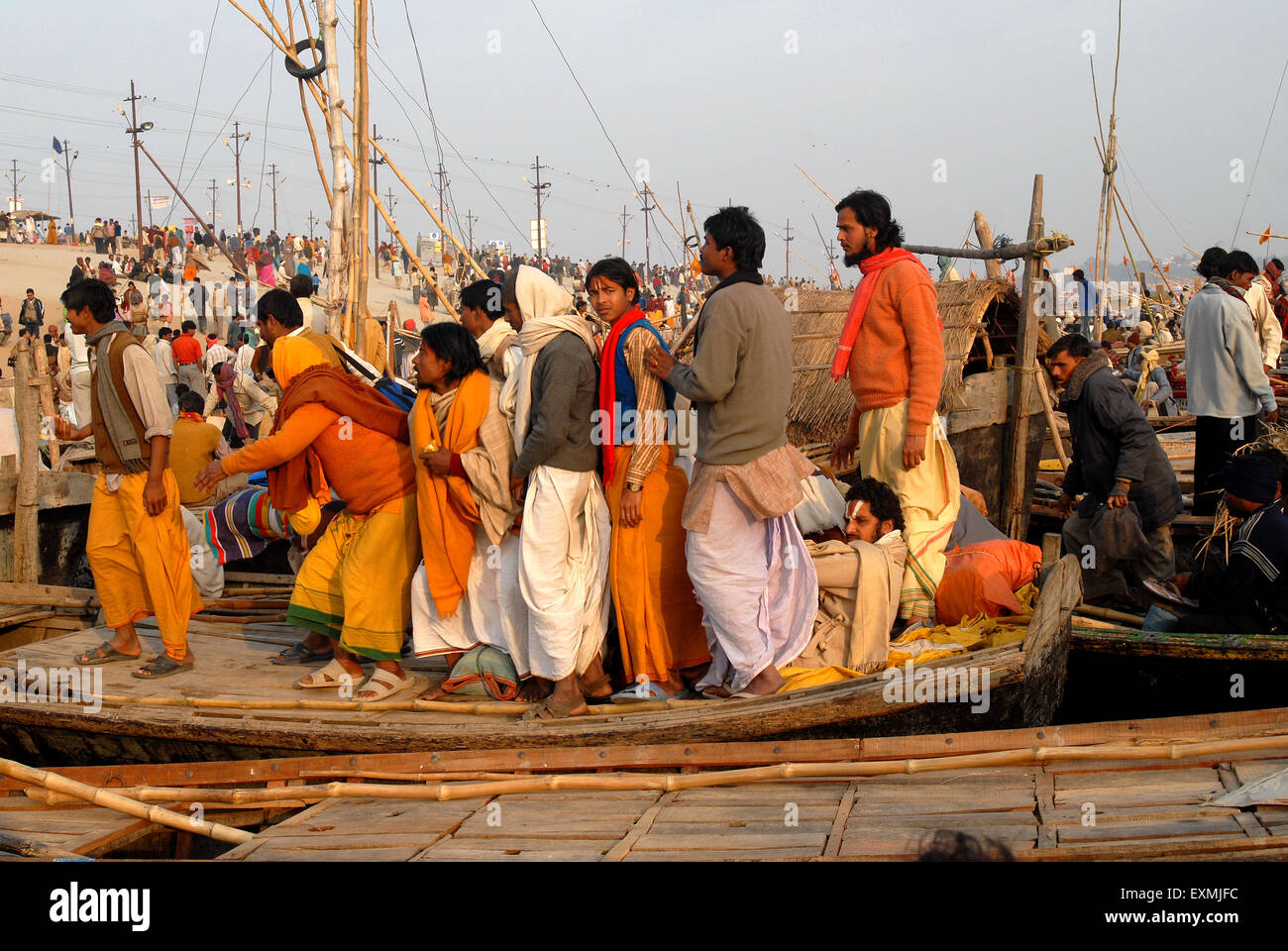 Hinduistische Pilger ankommen; Ardh Kumbh Mela; Kumbh Mela; Kumbha Fair; Sangam; Allahabad; Ilahabad; Prayagraj; Uttar Pradesh; Indien; Asien Stockfoto