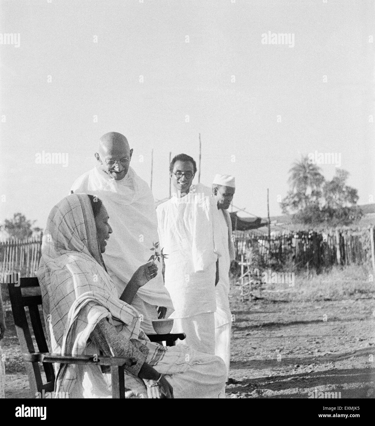 Jankidevi Bajaj während ihres Fastens; Mahatma Gandhi und Dr. Das Sevagram Ashram; 1941 NICHT HERR Stockfoto