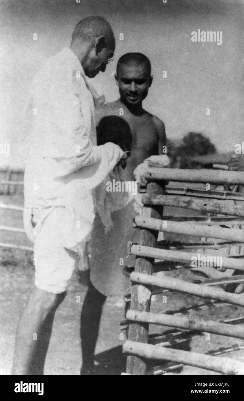 Mahatma Gandhi gibt das Geld, das während seiner letzten Geburtstag Kanu Gandhi gesammelt wurden; 1939 KEINE HERR Stockfoto