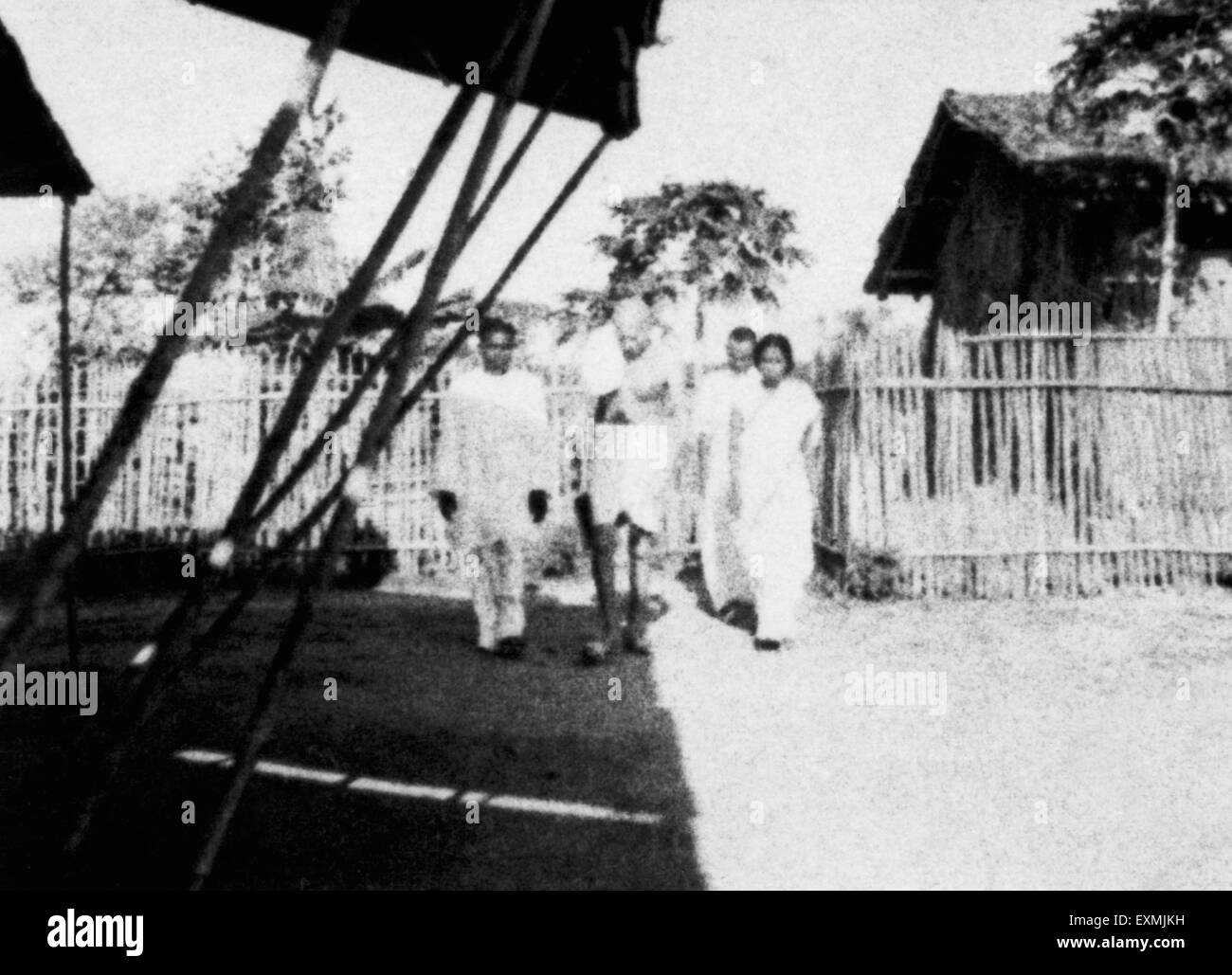 Mahatma Gandhi zusammen mit der frisch vermählte Harijan christliches paar Sevagram Ashram; 1940 KEIN HERR Stockfoto