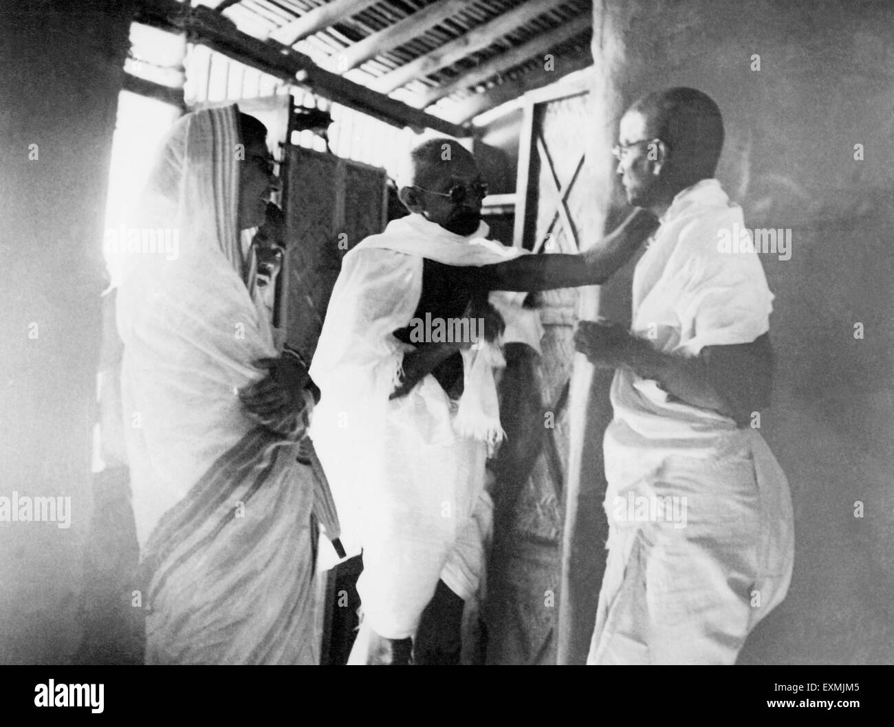 Mahatma Gandhi und Vinoba Bhave mit jemand anderem kurz vor einzelnen Satyagraha begonnen; Sevagram Ashram; 1941 NICHT HERR Stockfoto