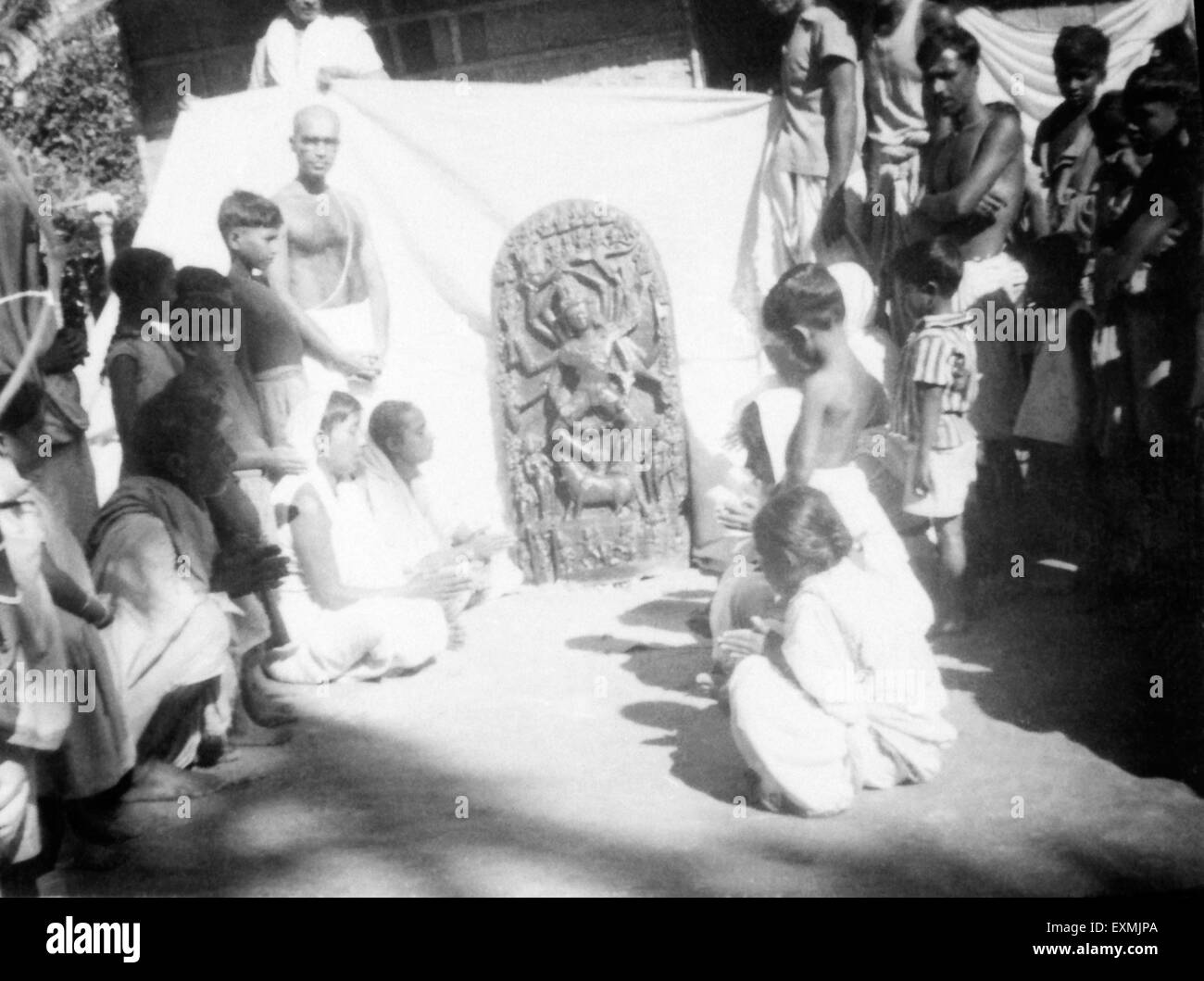 Eine Gottheit Stein; umgeben von Menschen, die es zu betrachten; in Ost-Bengalen Noakhali; 1946 KEIN HERR Stockfoto