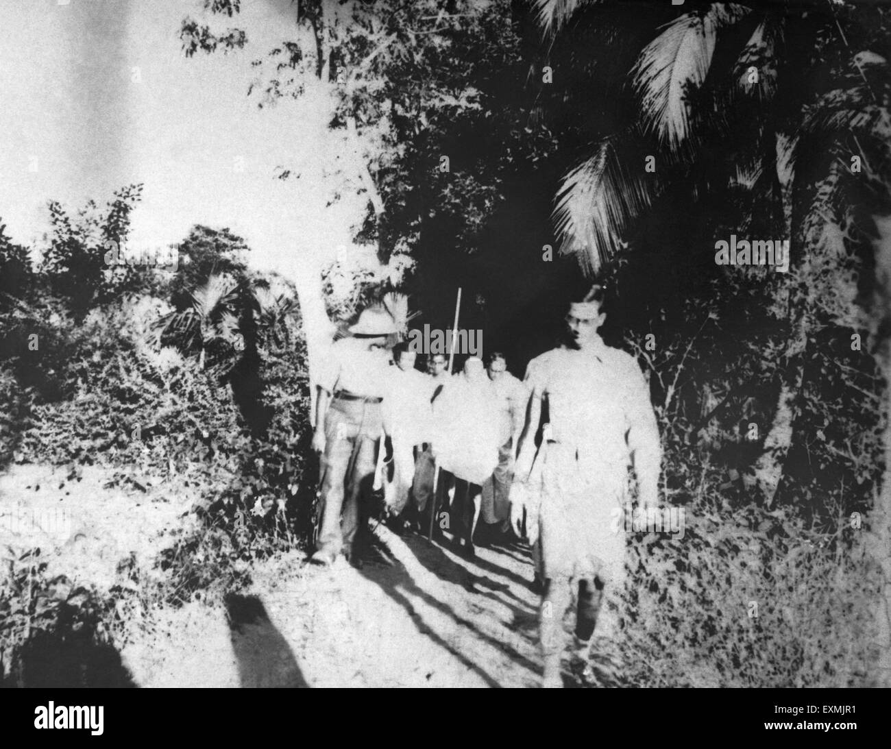 Mahatma Gandhi und seine Partei auf ihrem Weg zu einem anderen Aufruhr bewirkt Dorf in Noakhali; November 1946; Indien nicht Herr Stockfoto