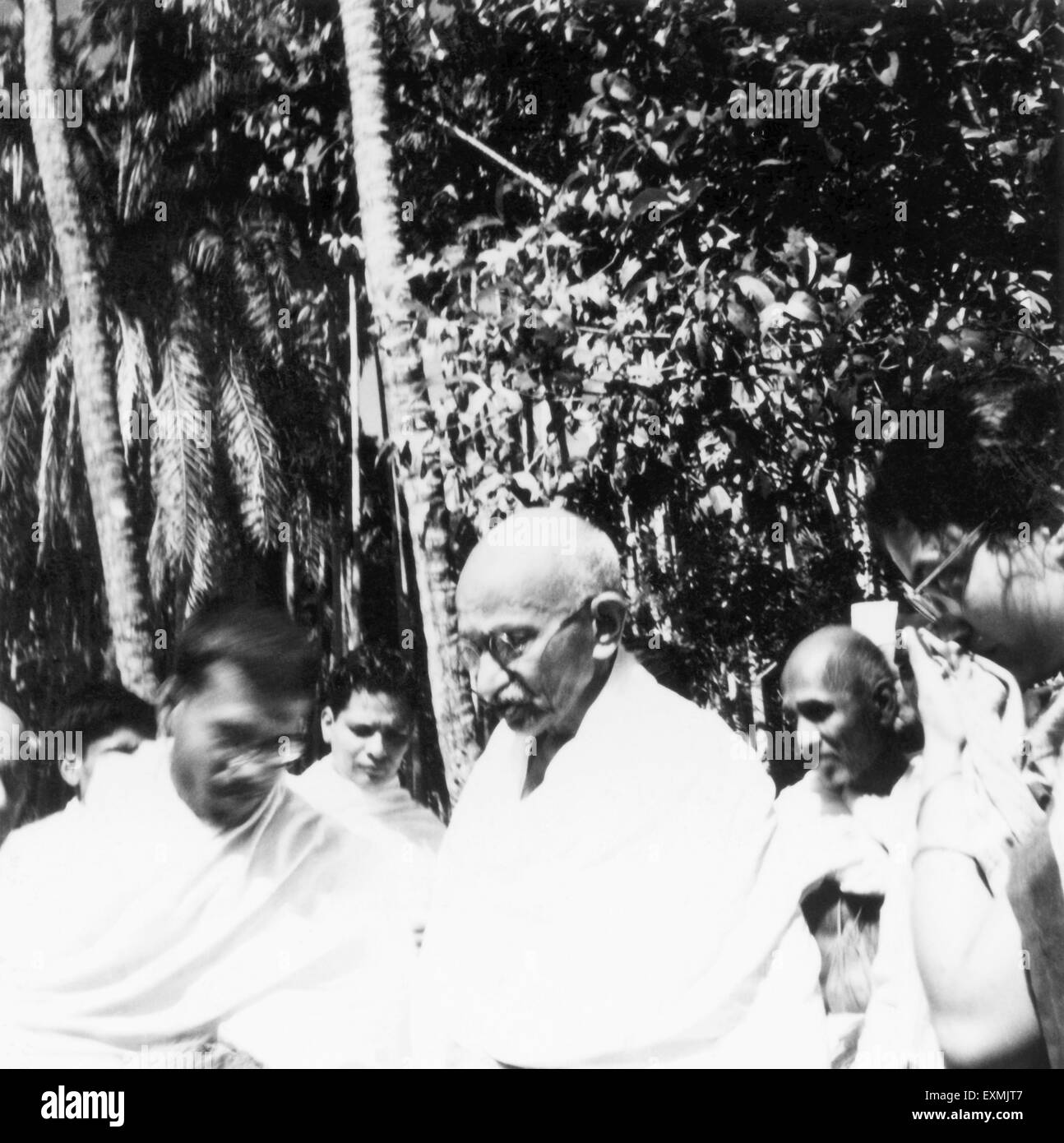 Mahatma Gandhi und andere in Noakhali East Bengal; 20. November 1946; Indien nicht Herr Stockfoto