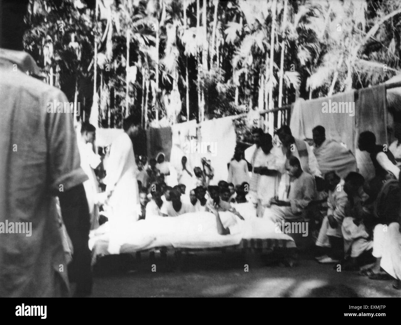 Mahatma Gandhi; beim Ausruhen; im Gespräch mit Menschen in Noakhali Ost-Bengalen nach den Unruhen zwischen Hindus und Muslimen Stockfoto