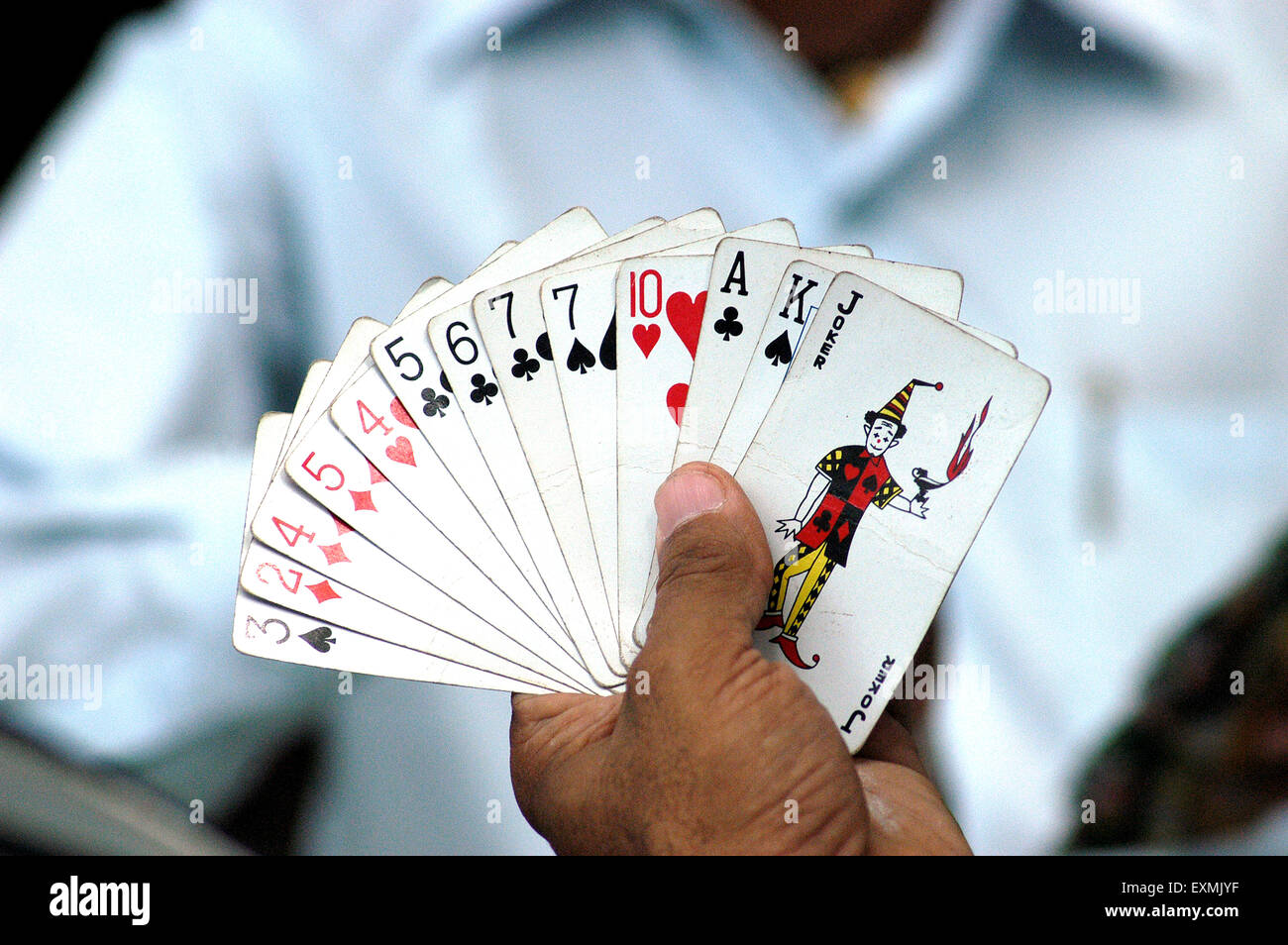 Menschen spielen eine Partie Karten unterwegs in Bombay jetzt Mumbai; Maharashtra; Indien Stockfoto
