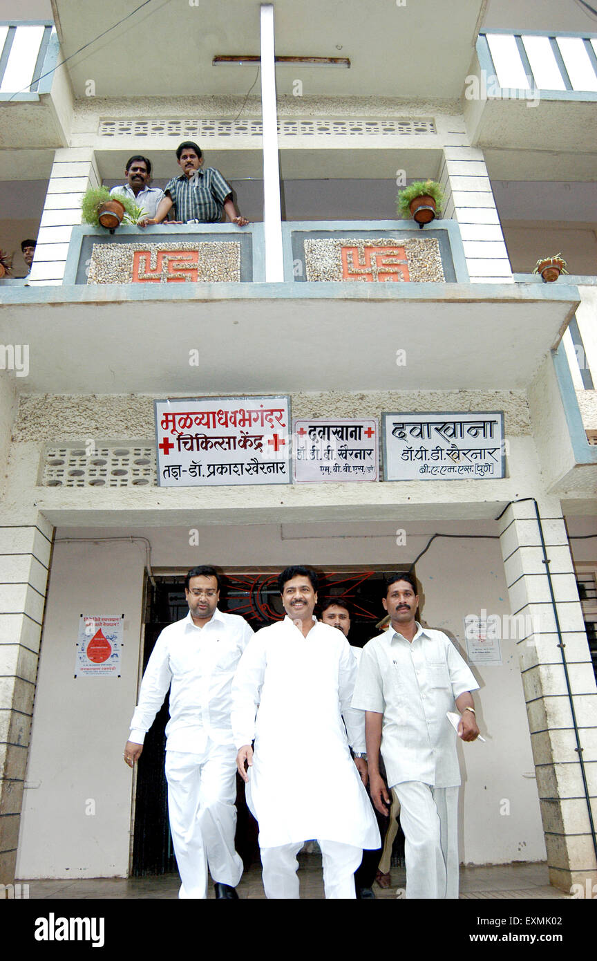 South Asian indischen BJP Führer Pramod Mahajan zusammen mit seiner Partei Arbeiter während des Wahlkampfes in Ahmednagar Stockfoto