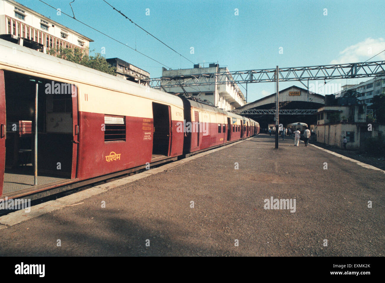 Bahnsteig des lokalen Vorstadtbahnhofs von Mumbai, Bombay, Mumbai, Maharashtra, Indien, Asien Stockfoto