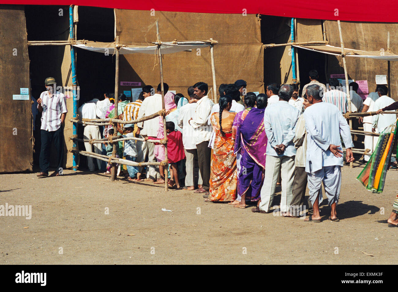 Indische Wahlen stehen für die Abstimmung am Wahllokal Bombay Mumbai Maharashtra Indien Asien an Stockfoto