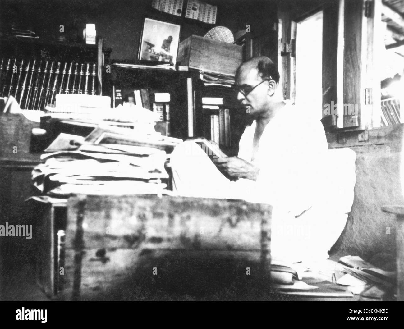 Mahadev Desai in seiner Hütte in Sevagram Ashram, 1940, Indien, Asien, alter alter 1900er-Film Stockfoto