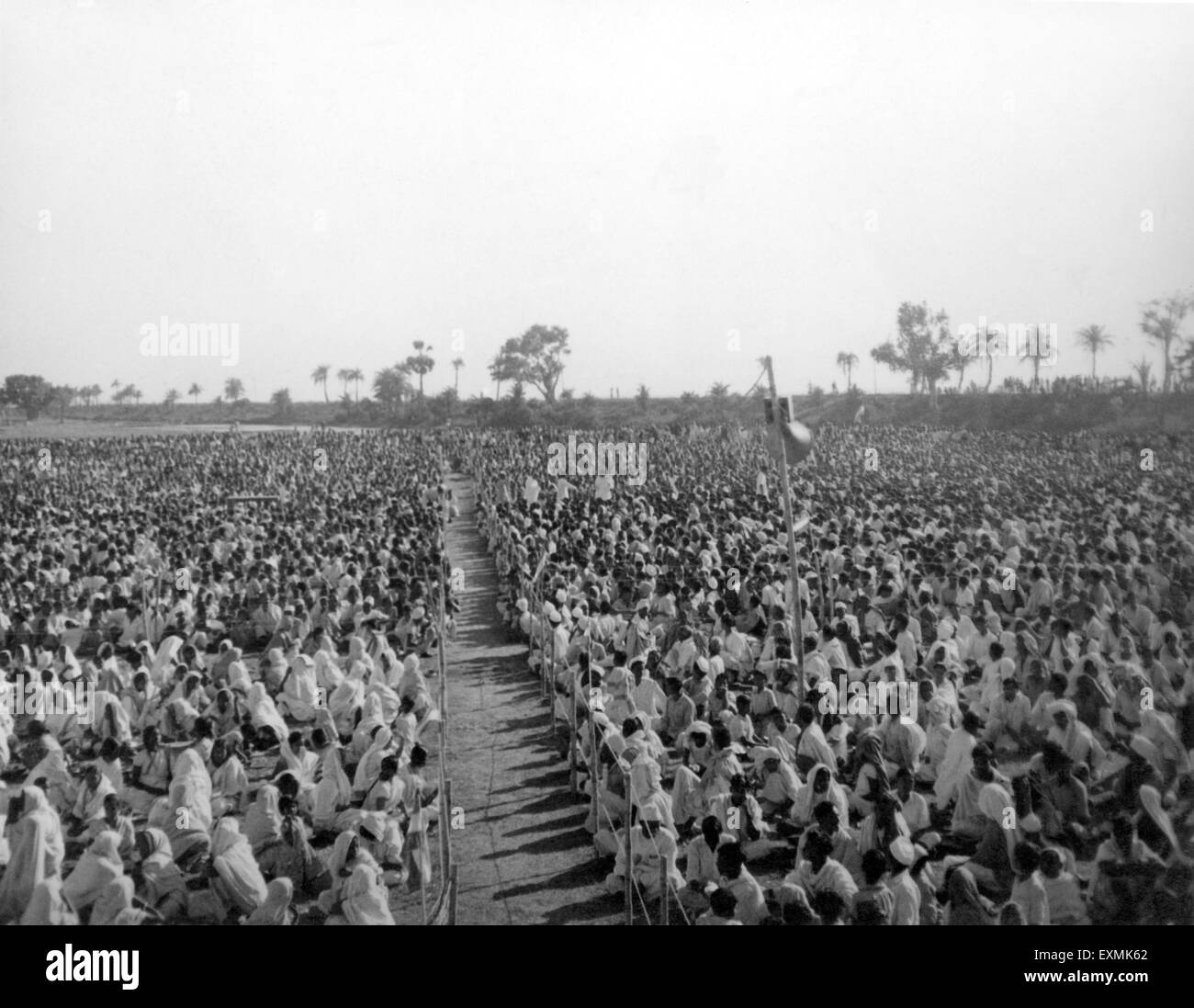 Mahatma Gandhi trifft Menschenmenge, Bengalen, 1945, Indien, Asien, Altes Vintage 1900s Bild Stockfoto