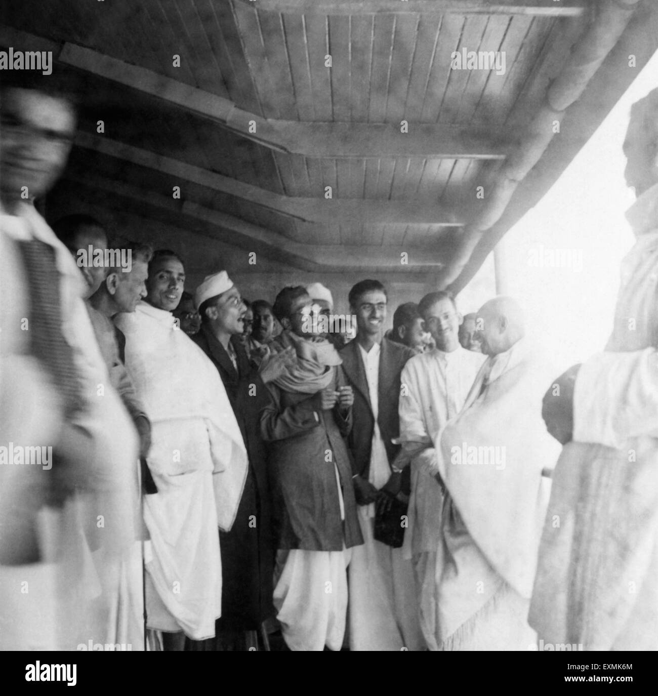 Mahatma Gandhi an Bord im Gespräch mit Journalisten auf dem Weg zum Midnapur (East Bengal); Dezember 1945; Shailesh Chatterjee Stockfoto