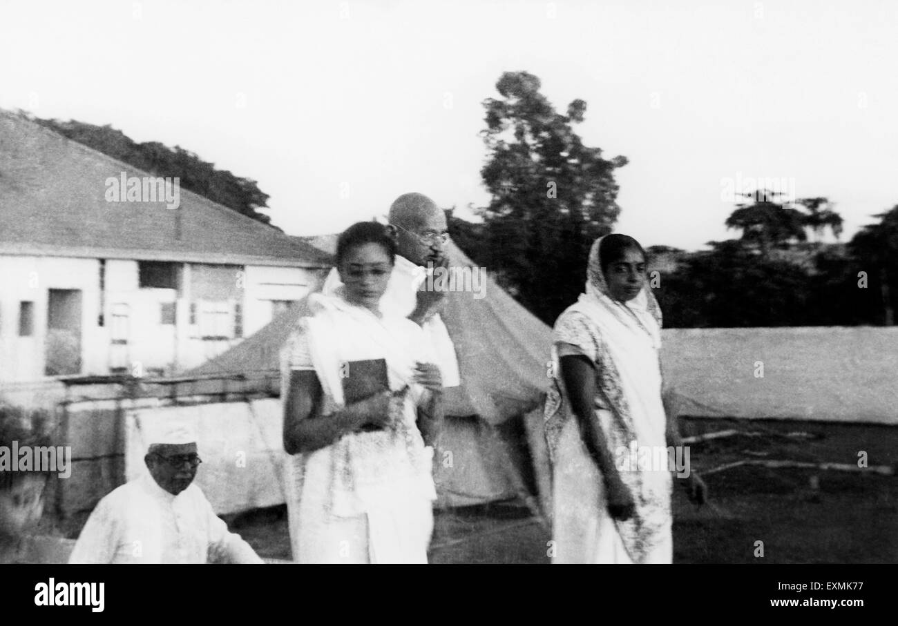 Narandas Gandhi; Abha Gandhi; Mahatma Gandhi und Kusumbehn Adani Dr. Dinshah Mehta Natur-Kur-Klinik in Pune Stockfoto
