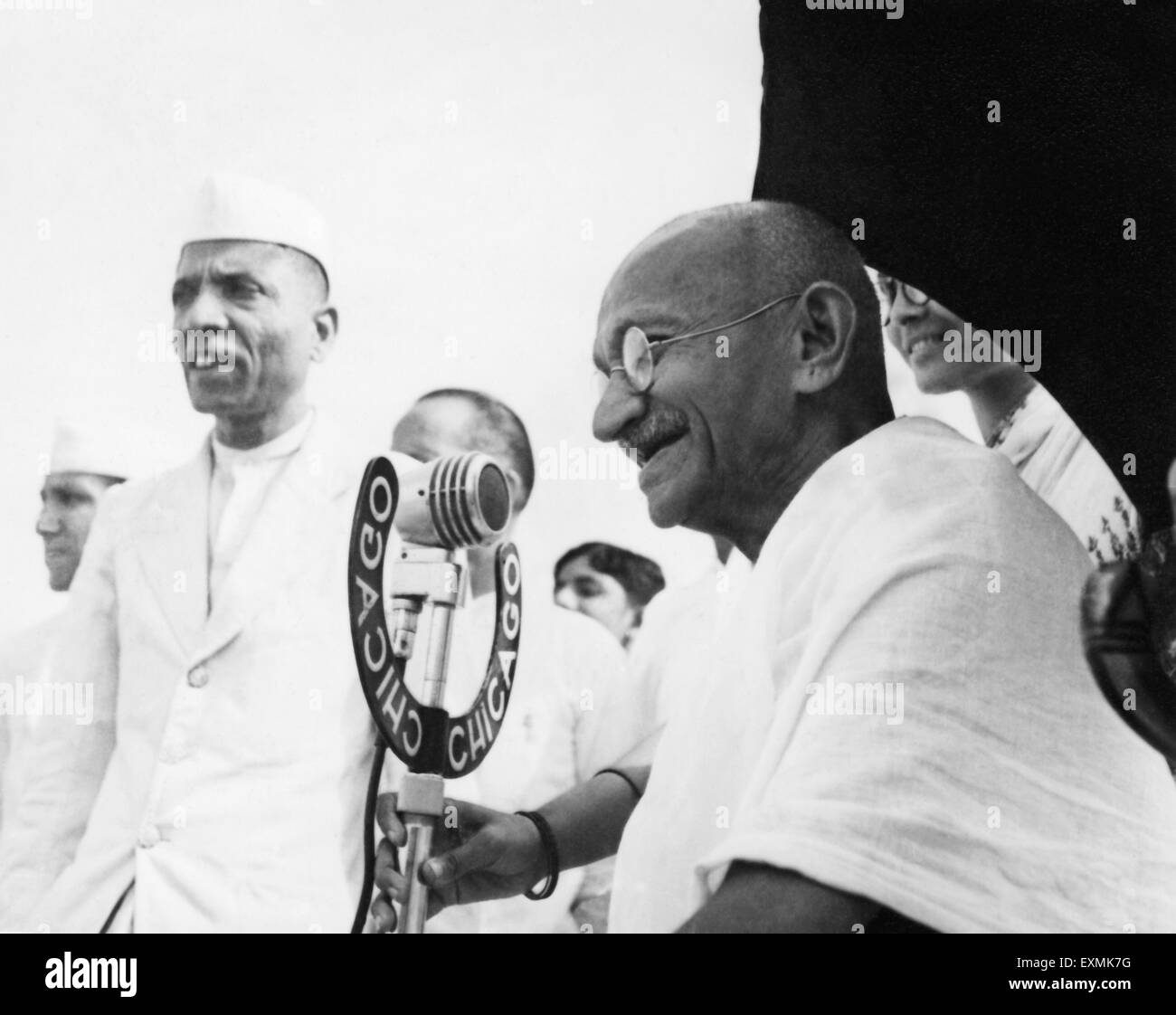 Mahatma Gandhi sprechen Sie in das Mike in Pune Indien 1944 - Mkg 145847 Stockfoto