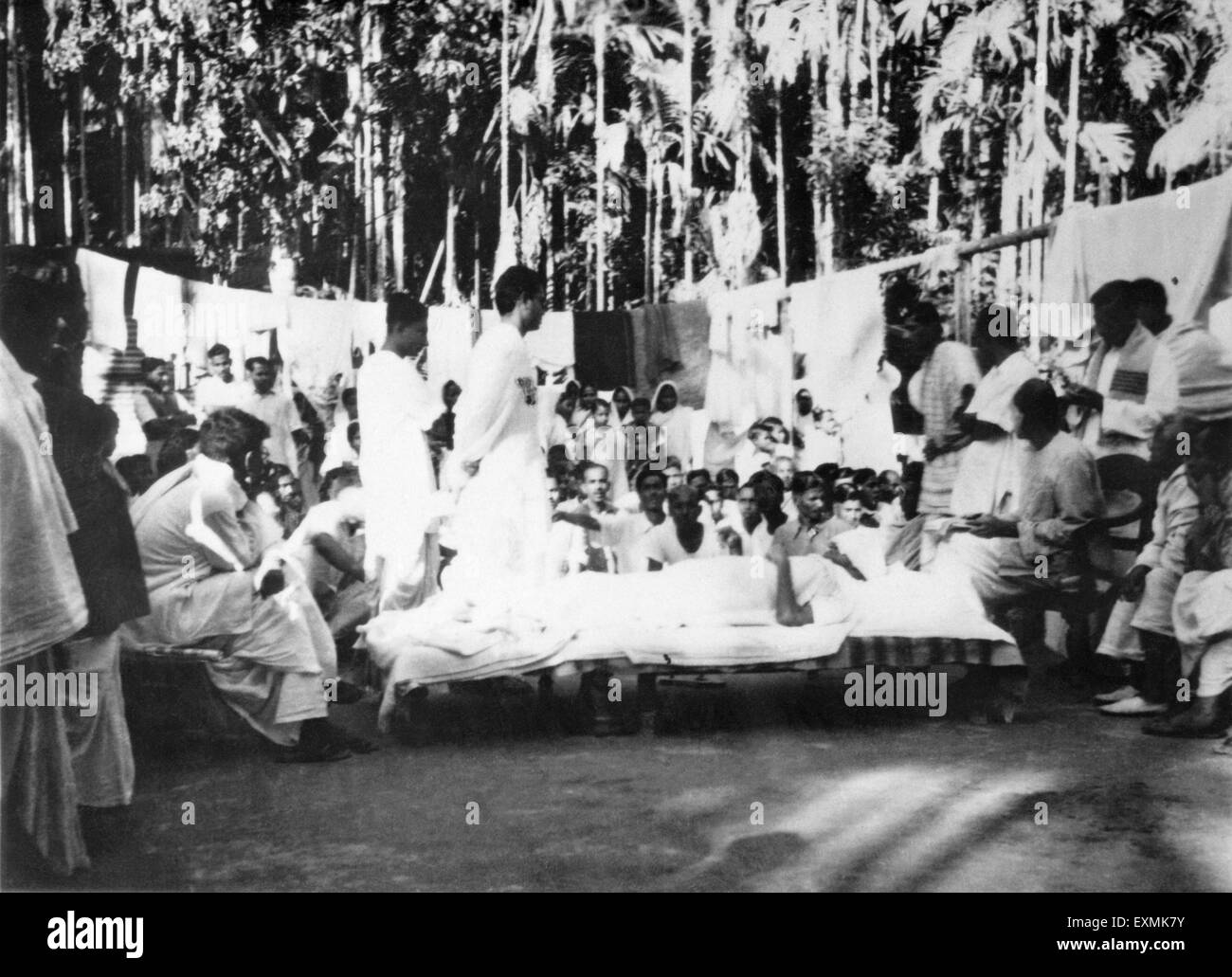 Mahatma Gandhi; beim Ausruhen; im Gespräch mit Menschen in Noakhali East Bengal Unruhen zwischen Hindus und Muslimen Stockfoto