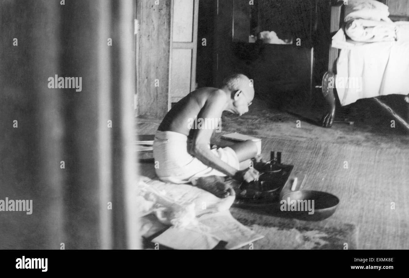 Mahatma Gandhi; Spinnen im Inneren eines Gebäudes am Chaumuhani Noakhali East Bengal; 20. November 1946; Indien nicht Herr Stockfoto