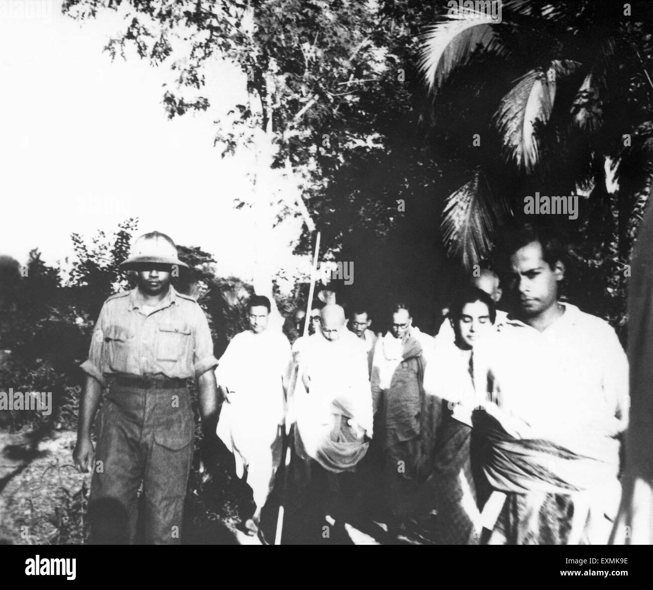 Mahatma Gandhi und andere in der Gegend durch die Unruhen zwischen Hindus und Muslimen in Noakhali East Bengal erfolgt auf dem Vormarsch Stockfoto