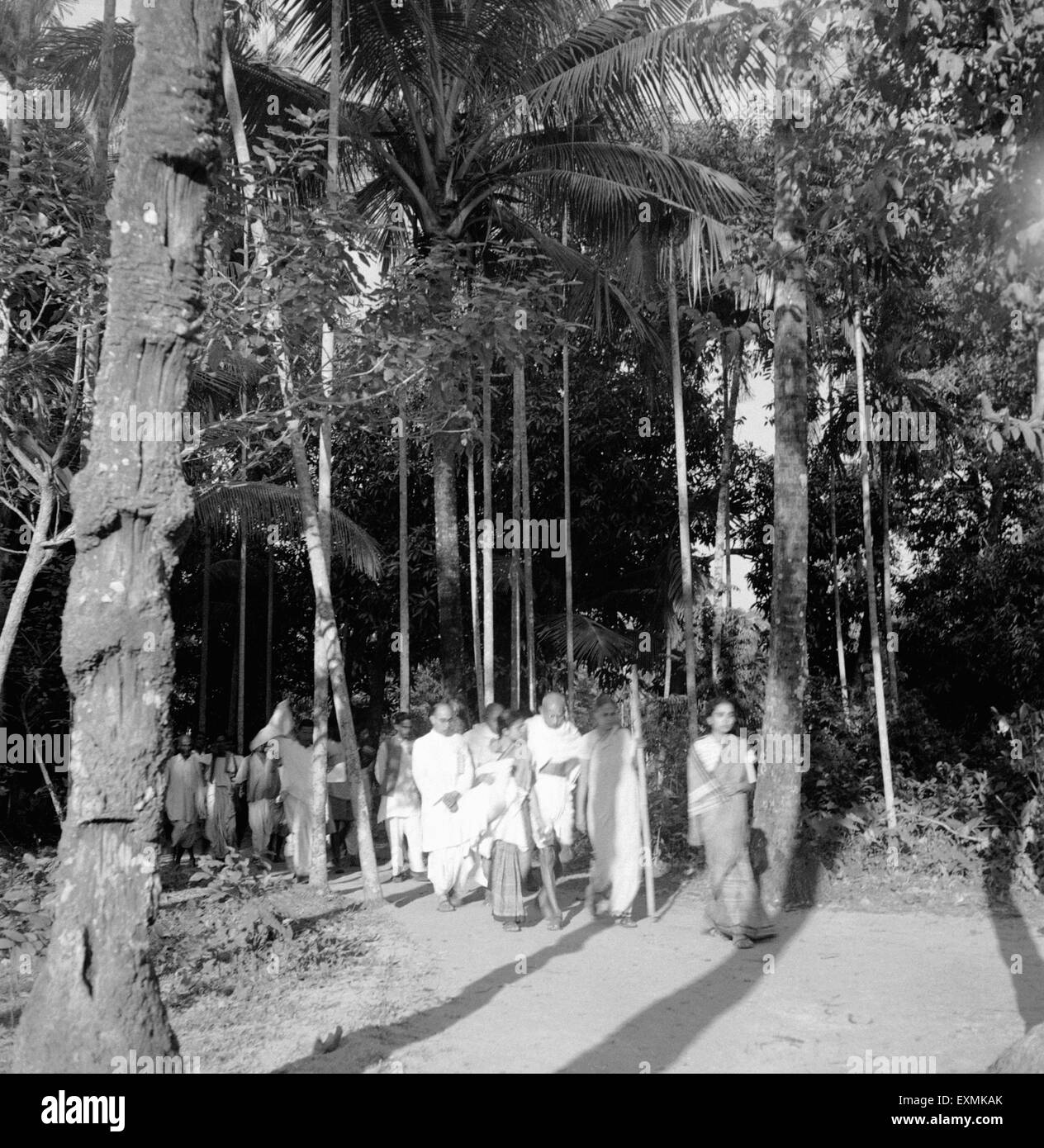 Mahatma Gandhi Pyarelal Nayar Abha Gandhi Sushila Pai Sushila Nayar, die andere durch Aufruhr betroffenen Noakhali East Bengal marschieren Stockfoto