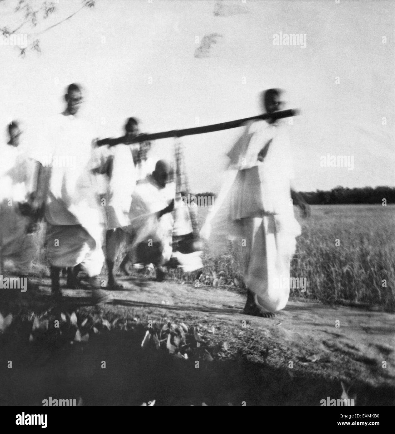 Mahatma Gandhi durchgeführt werden, während Sie auf ein Licht schnell während der betroffenen Hindu muslimischen Unruhen Noakhali East Bengal Stockfoto