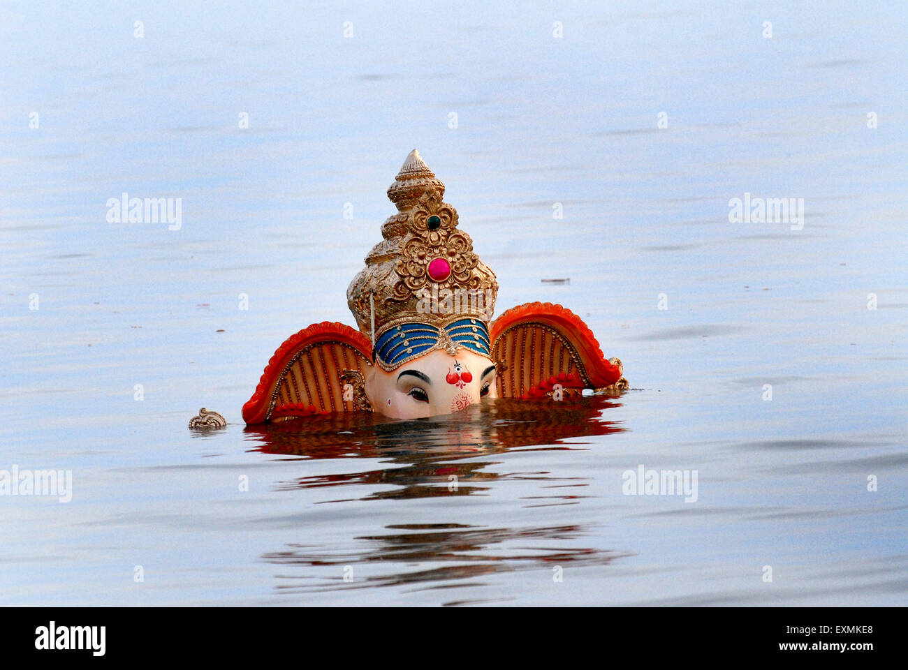 Eine riesige Ganesh Idol (unter der Leitung Elefantengott) taucht im Meer am Girgaum Chowpatty; Bombay jetzt Mumbai; Maharashtra Stockfoto