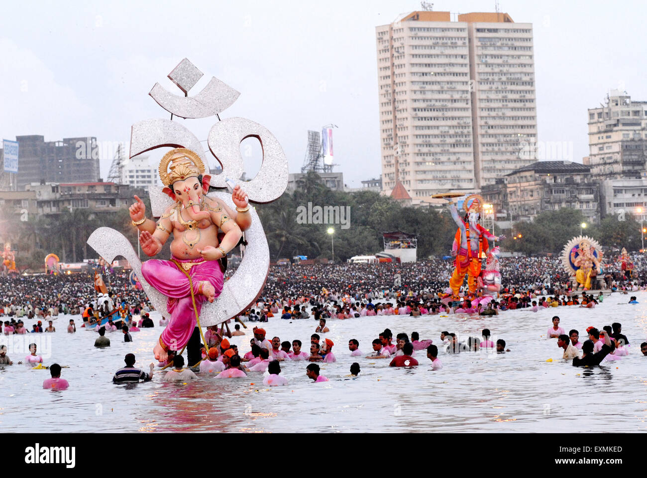 Eine riesige Ganesh Idol (unter der Leitung Elefantengott) taucht im Meer am Girgaum Chowpatty; Bombay jetzt Mumbai Stockfoto