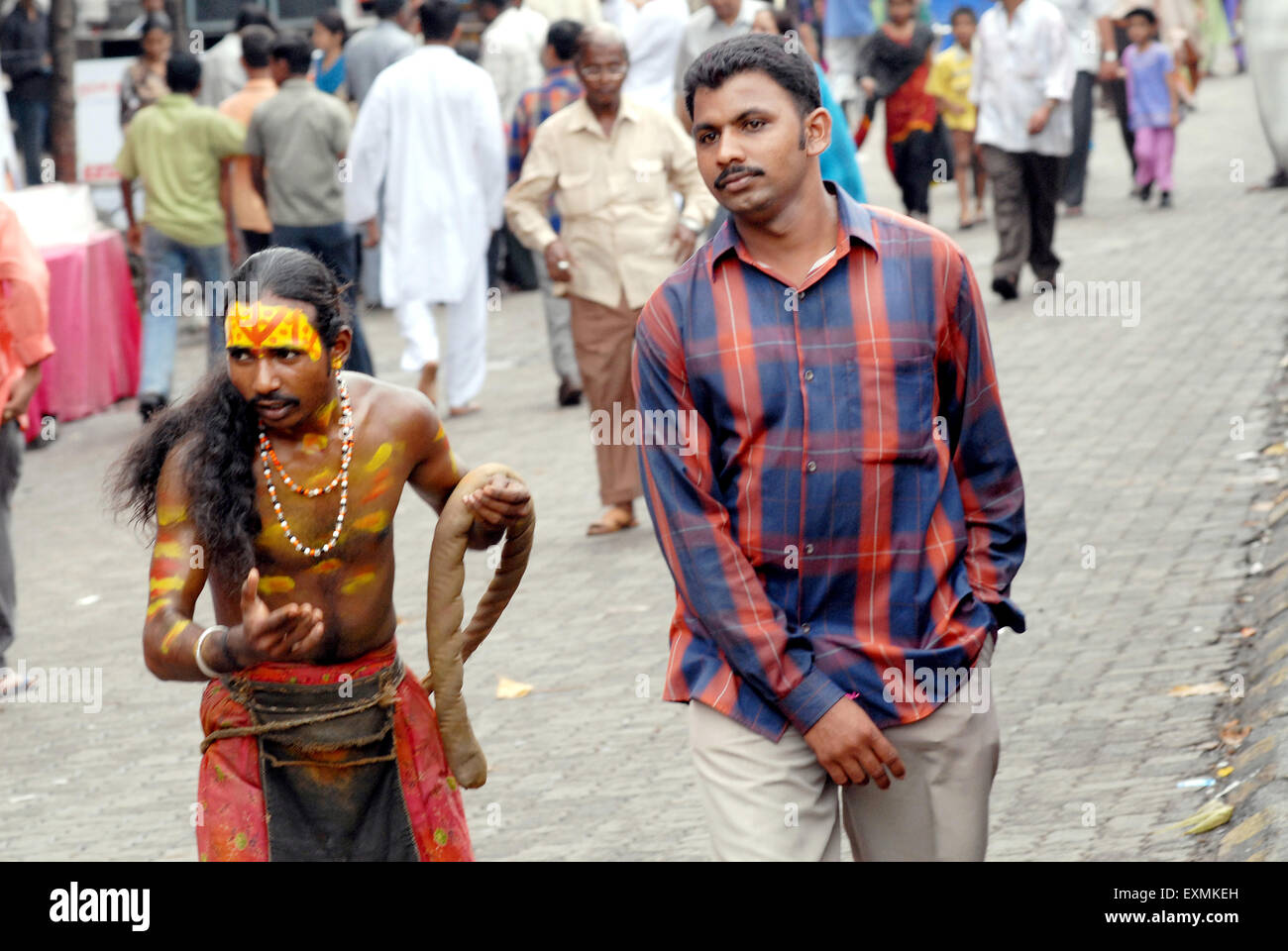 Ein Bettler Almosen suchen schlagen sich mit einem Seil in Bombay jetzt Mumbai; Maharashtra; Indien Stockfoto
