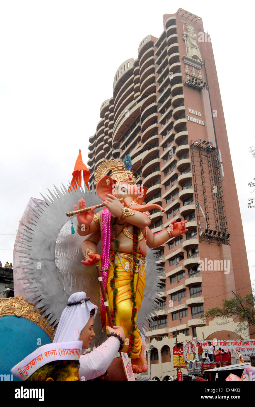 Eine riesige Ganesh Idol taucht in das Meer nach 10-tägigen Festival am Girgaum Chowpatty endet; Bombay jetzt Mumbai Stockfoto