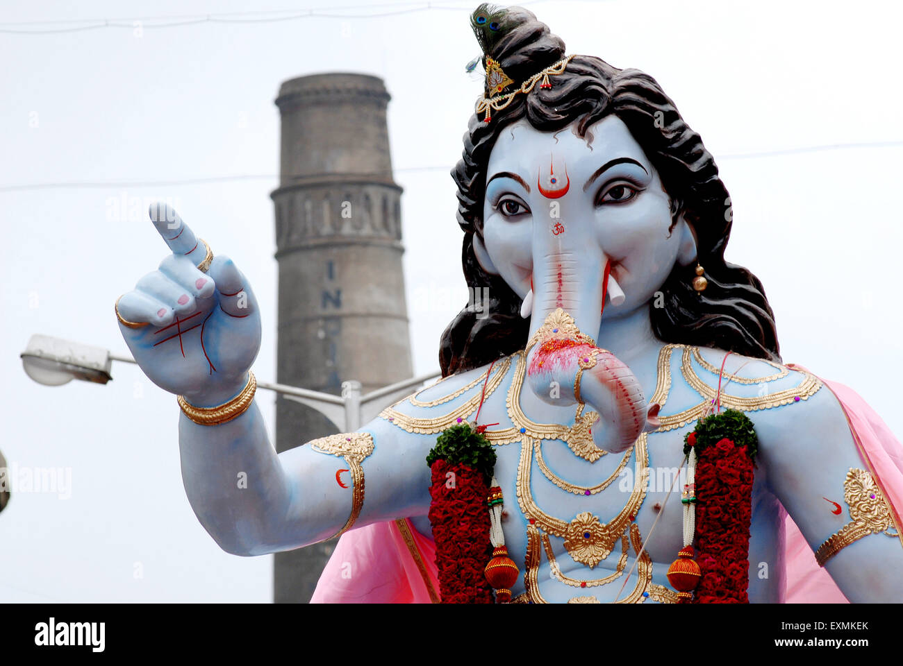 Eine riesige Ganesh Idol taucht in das Meer nach 10-tägigen Festival am Girgaum Chowpatty endet; Bombay jetzt Mumbai Stockfoto