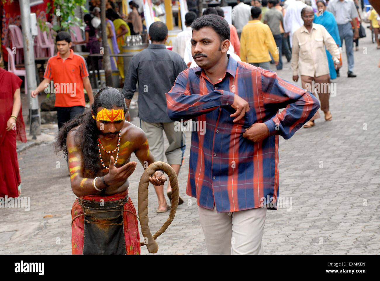 Ein Bettler Almosen suchen schlagen sich mit einem Seil in Bombay jetzt Mumbai; Maharashtra; Indien Stockfoto