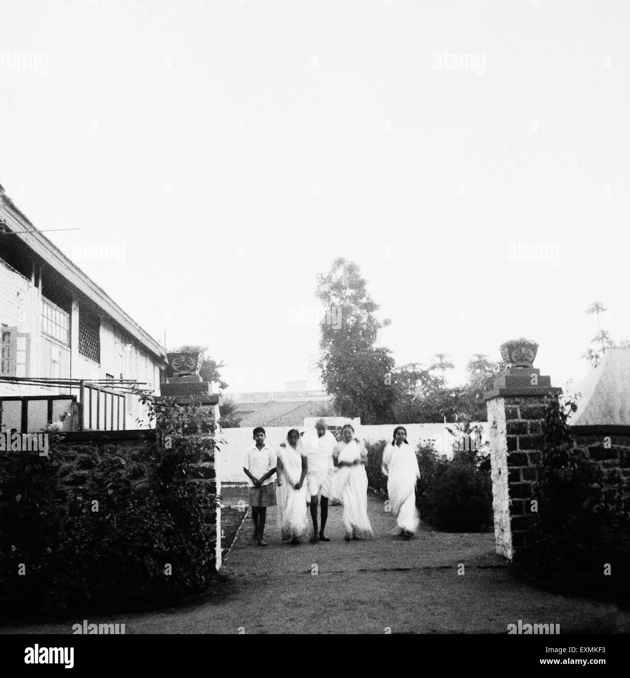 Arun Gandhi; Mahatma Gandhi; Abha Gandhi und Sushila Nayar für das Gebet in der Natur-Kur-Klinik in Pune gehen; 1944 NICHT HERR Stockfoto
