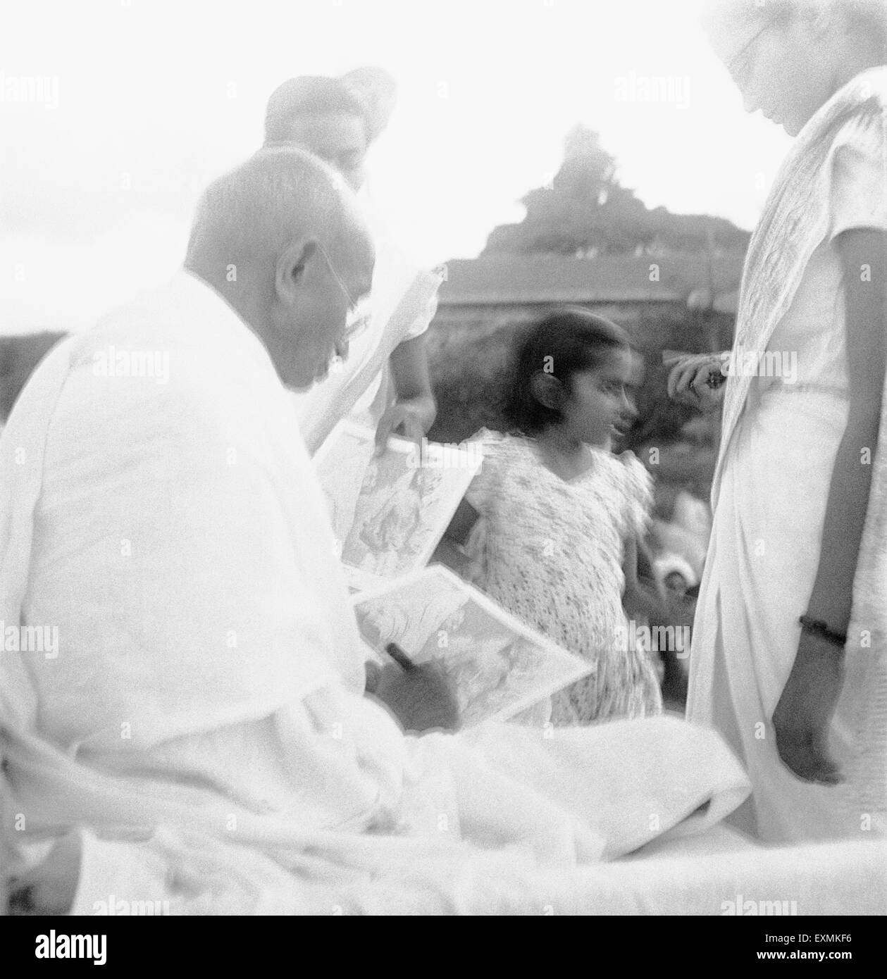 Nach dem Gebet gibt Mahatma Gandhi ein Autogramm; Pune; 2. Oktober 1944 keine Herr Stockfoto