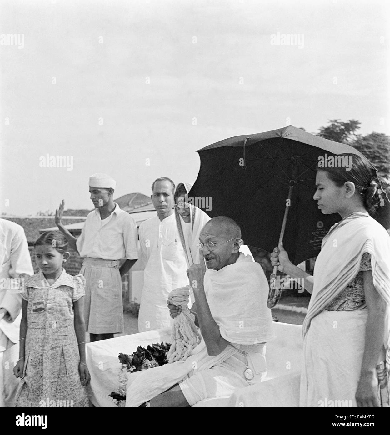 Mahatma Gandhi an seinem Geburtstag in Pune; 2. Oktober 1944; Sohorabehn (ein Ashramite); Brijkishan Chandiwalla kein Herr Stockfoto