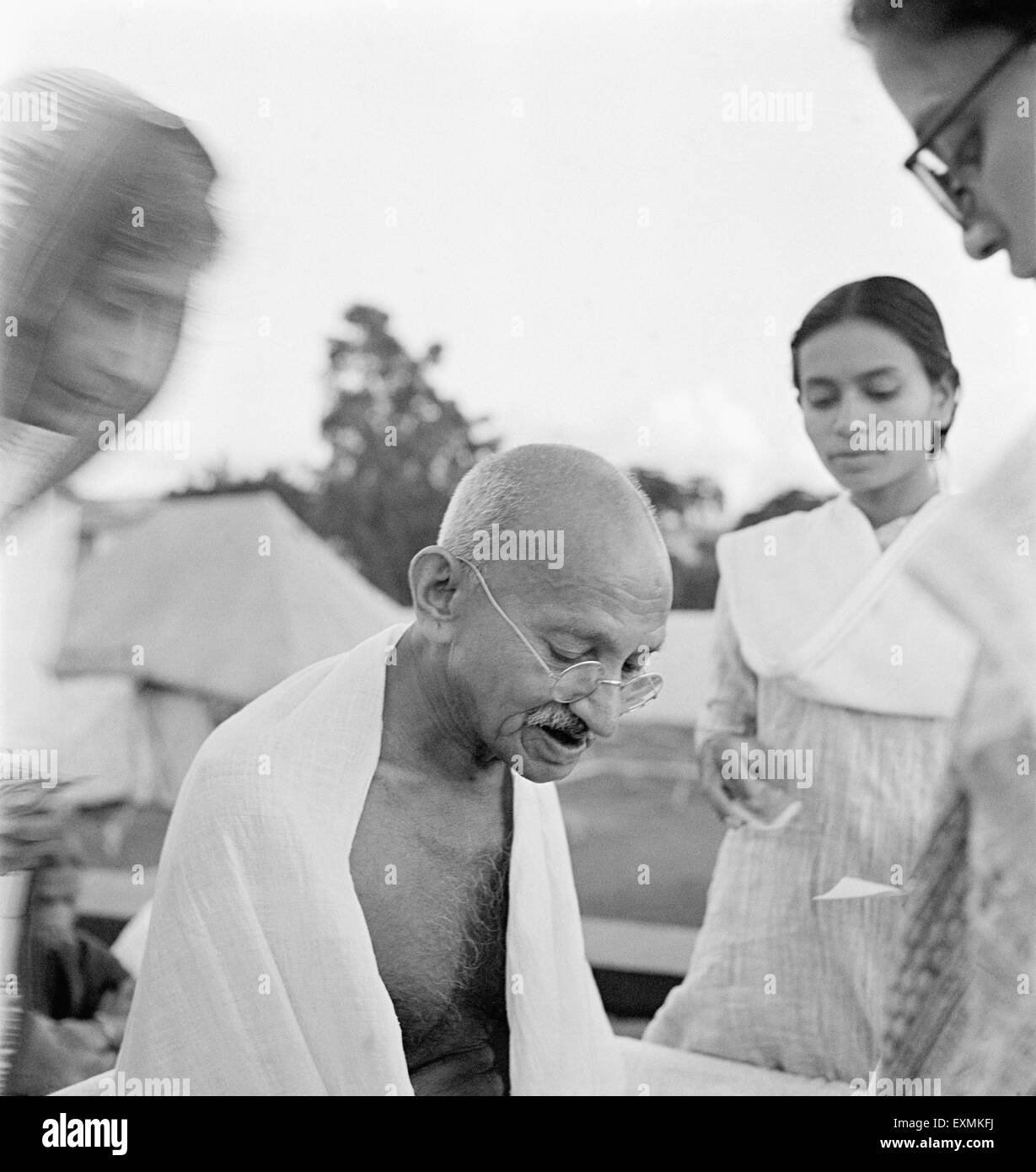 Mahatma Gandhi Autogramm Geburtstag am 2. Oktober 1944 in Pune zu geben; Rajkumari Amrit Kaur; Sohorabehn Stockfoto
