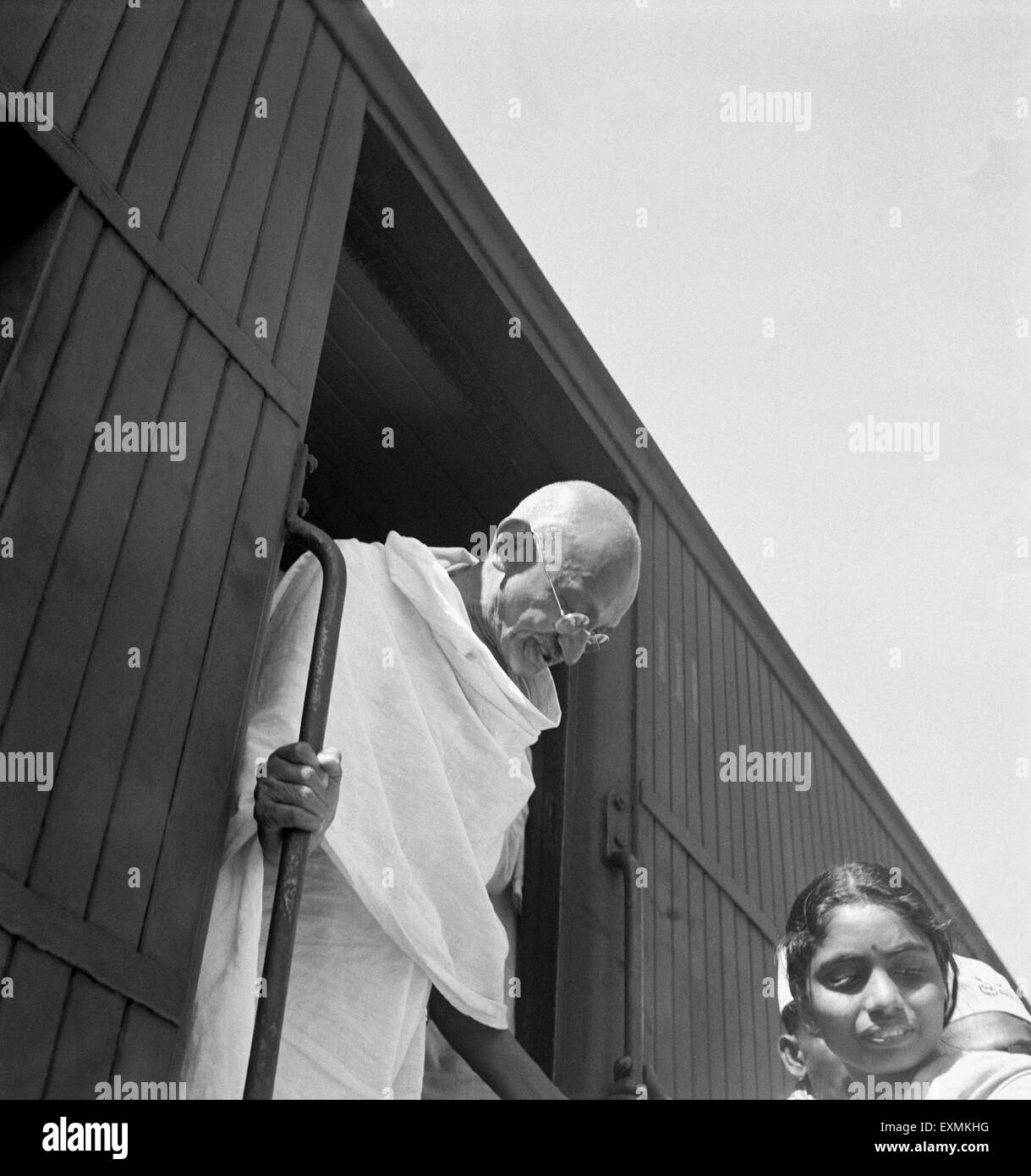 Mahatma Gandhi; Aussteigen aus einer 3. Klasse-Abteil; Madras; 1946 KEIN HERR Stockfoto