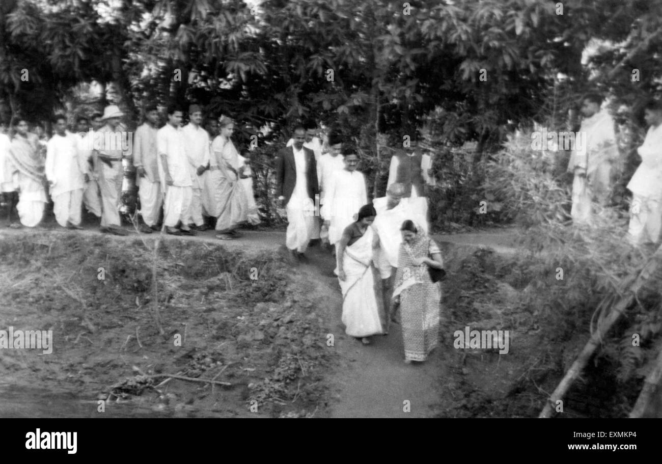 Mahatma Gandhi und seine Partei einen Damm vorbeigehen erfolgt durch hinduistische muslimische Aufstände Noakhali East Bengal Stockfoto