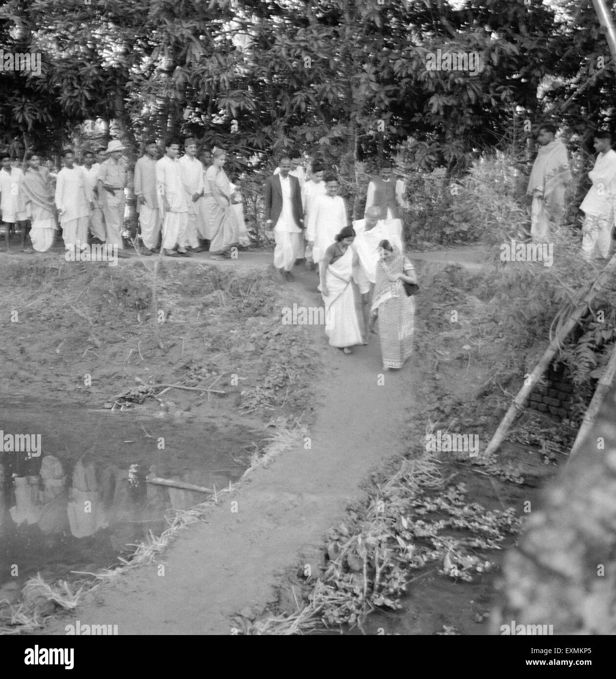 Mahatma Gandhi und seine Partei, vorbei an einem Damm während erfolgt durch hinduistische muslimische Aufstände in Noakhali East Bengal Stockfoto