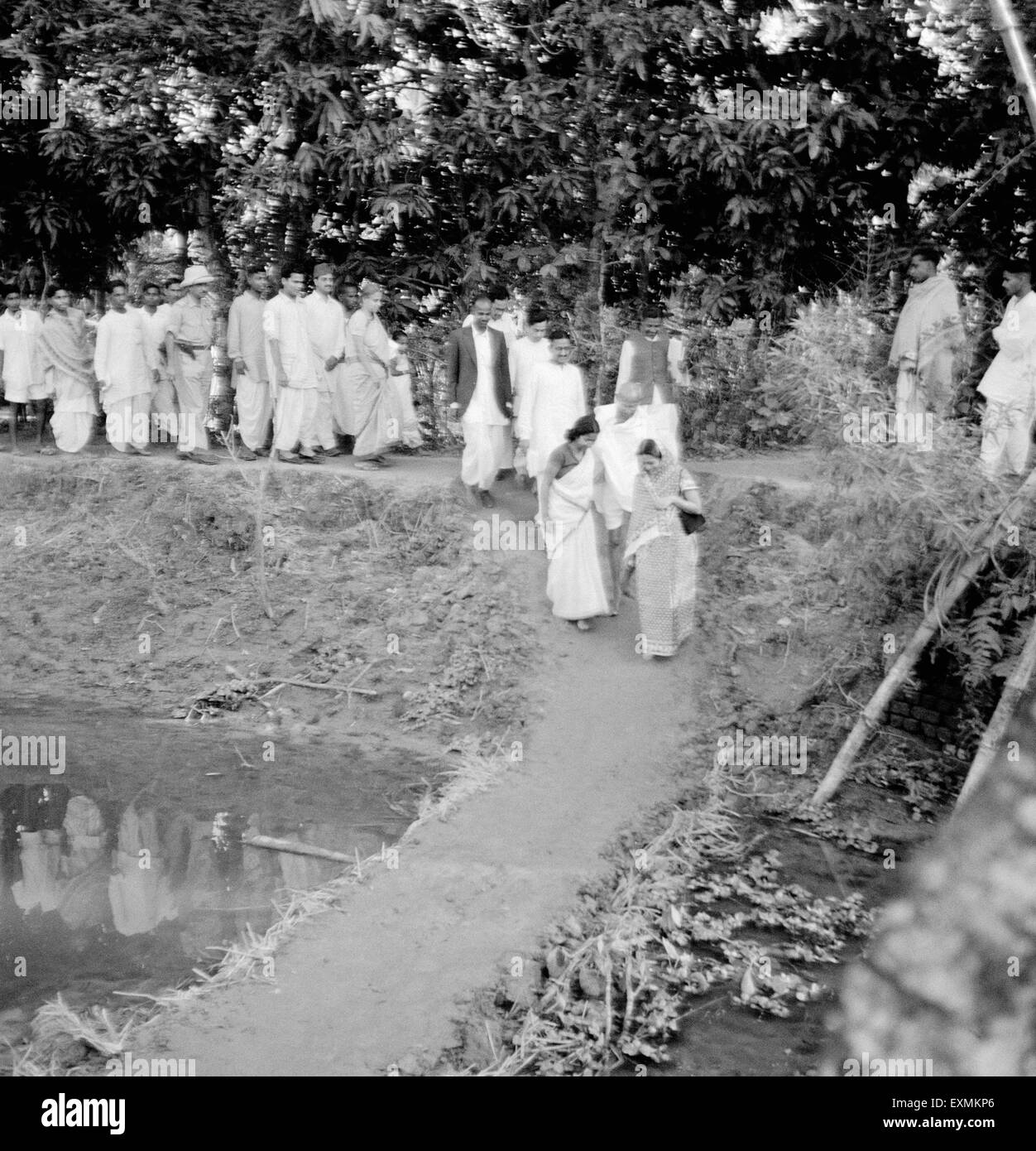 Mahatma Gandhi und seine Partei vorbei einen Damm zwar durch erfolgt durch hinduistische muslimische Aufstände in Noakhali East Bengal Stockfoto