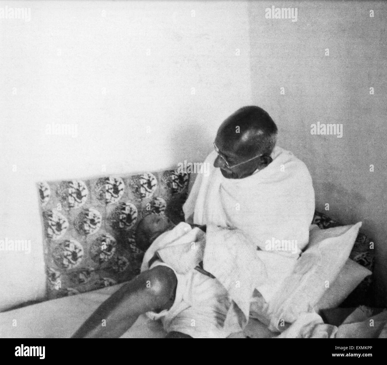 Mahatma Gandhi aufstehen vom Rest während seines Besuchs der Bereitschaftspolizei bewirkt Bereich von Noakhali East Bengal; November 1946 Stockfoto
