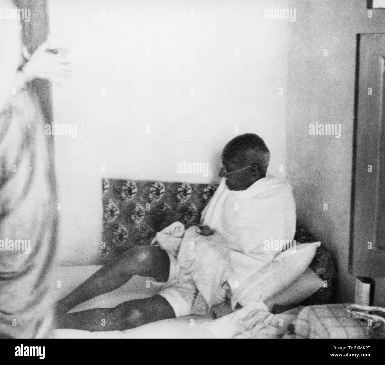 Mahatma Gandhi Rast während seines Besuchs der Bereitschaftspolizei bewirkt Bereich von Noakhali East Bengal; November 1946; Indien nicht Herr Stockfoto