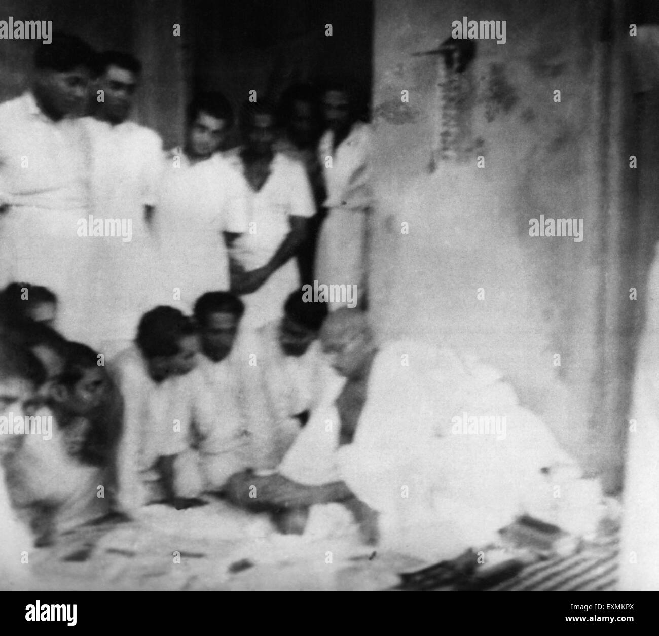 Mahatma Gandhi im Gespräch mit Menschen beim Durchlaufen der Papiere besuchen Sie Riot bewirkt Gebiet von Noakhali East Bengal Stockfoto