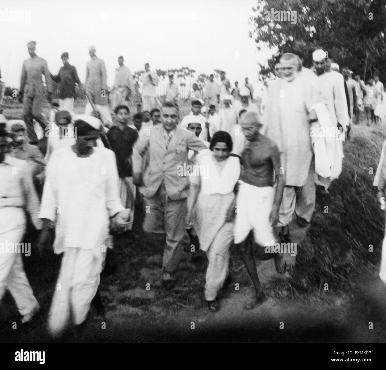Mahatma Gandhi und andere auf seinem Marsch durch die Unruhen betroffenen Gebieten von Bihar; 1947; Mridulabehn Sarabai Stockfoto